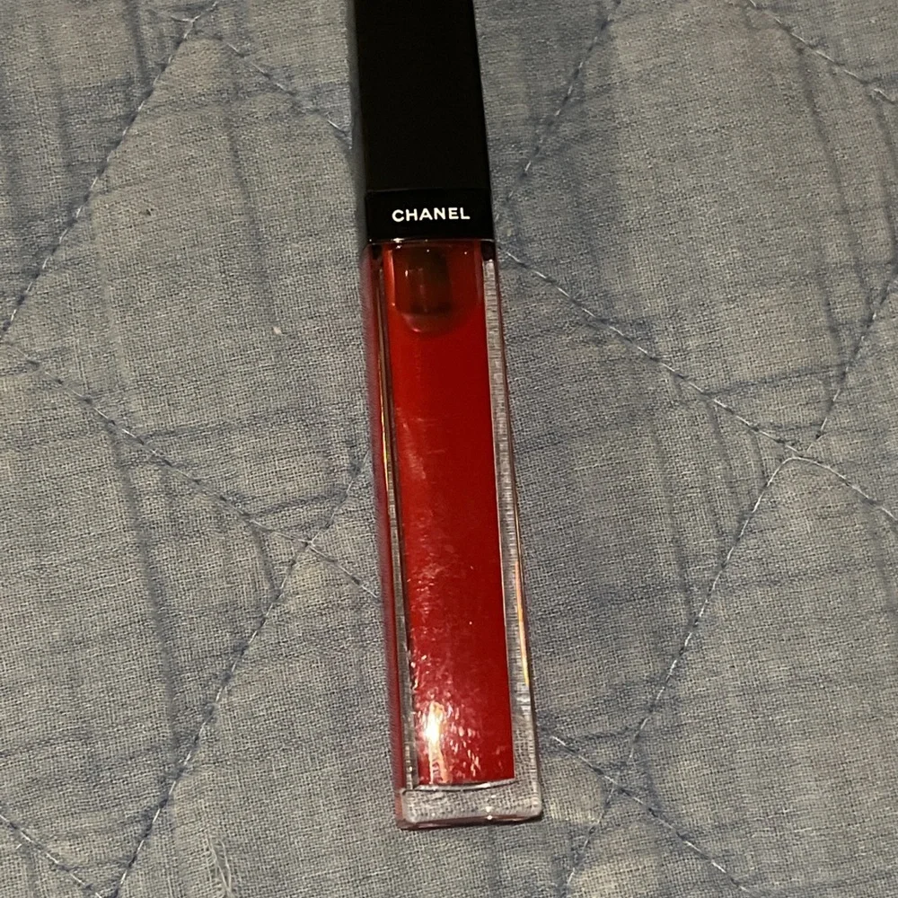 CHANEL Gloss in Bold‎ Red